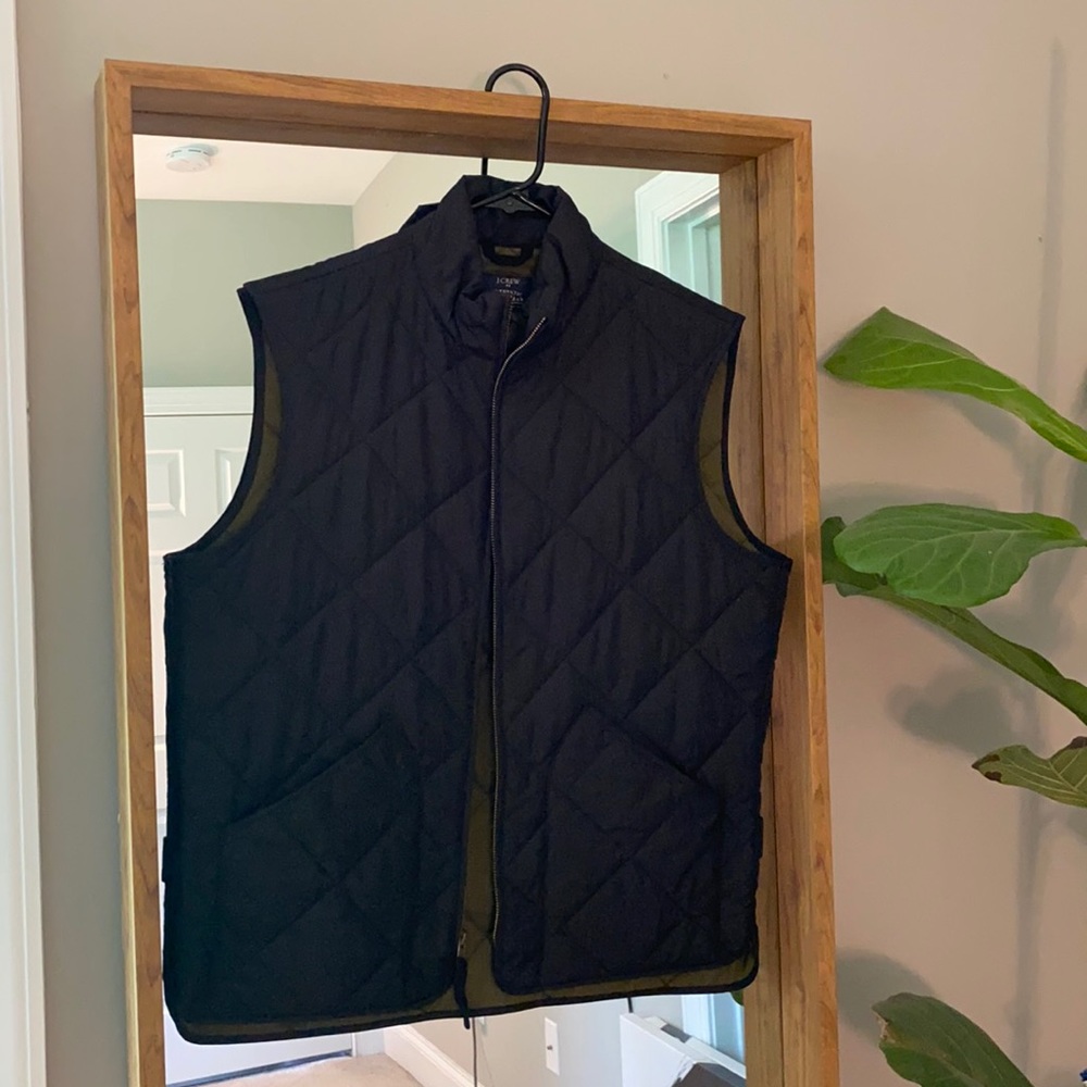*LIKE NEW* J CREW QUILTED VEST. Black!